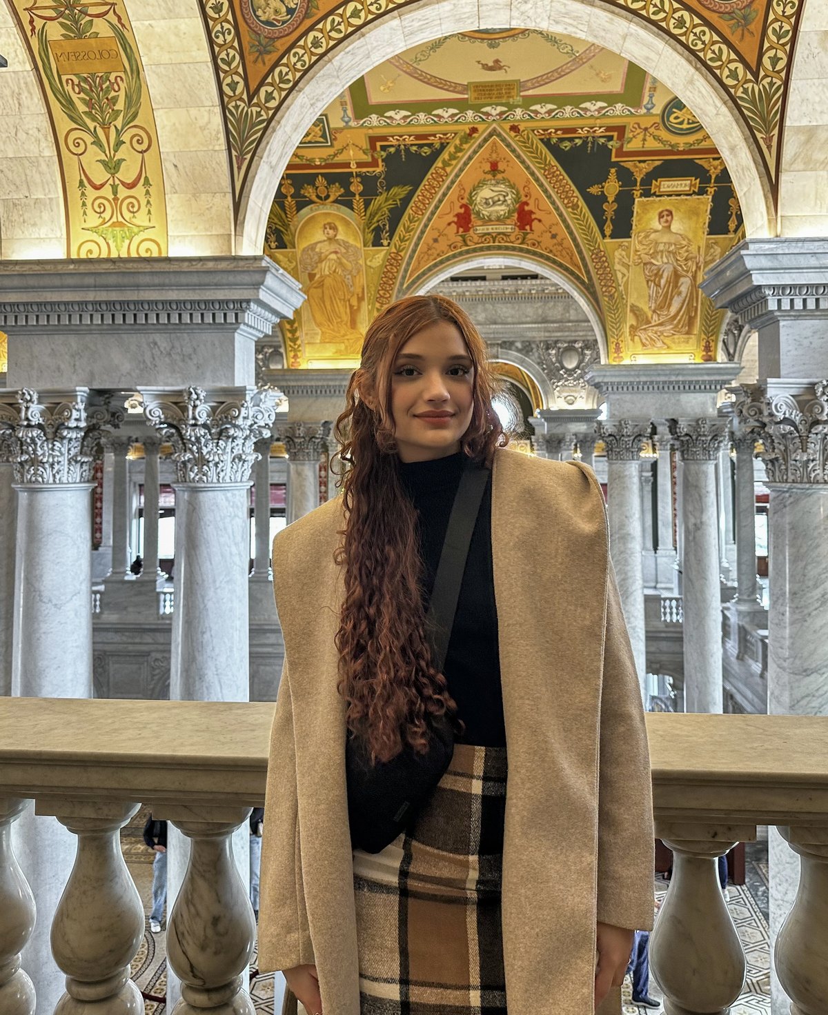 Julia, professora de inglês, sorrindo na Biblioteca do Congresso, em Washington