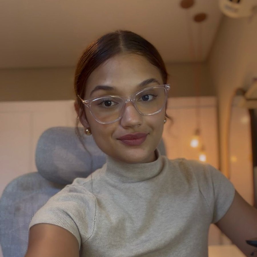 Julia no espaço onde dá as aulas online